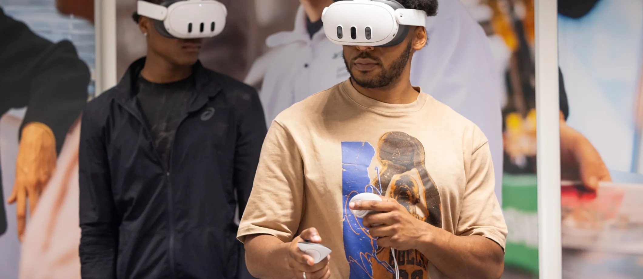 Twee jongeren die met VR-brillen het spel spelen